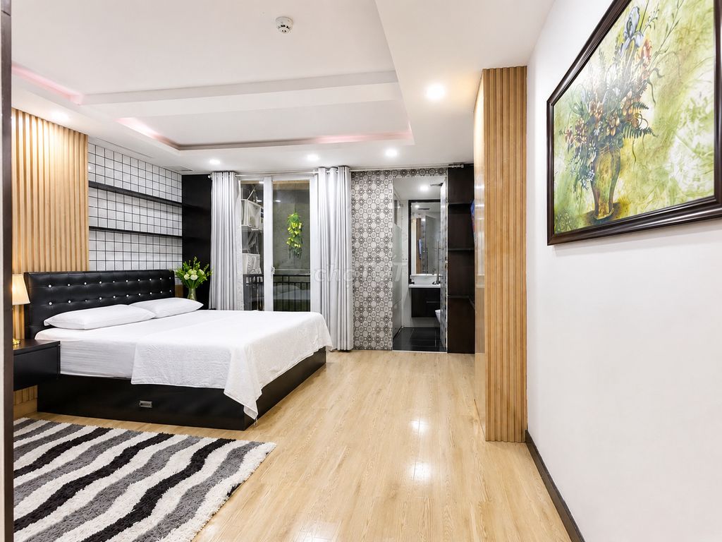 Rent the Guardian a pool-Gym Royal Park bedroom...