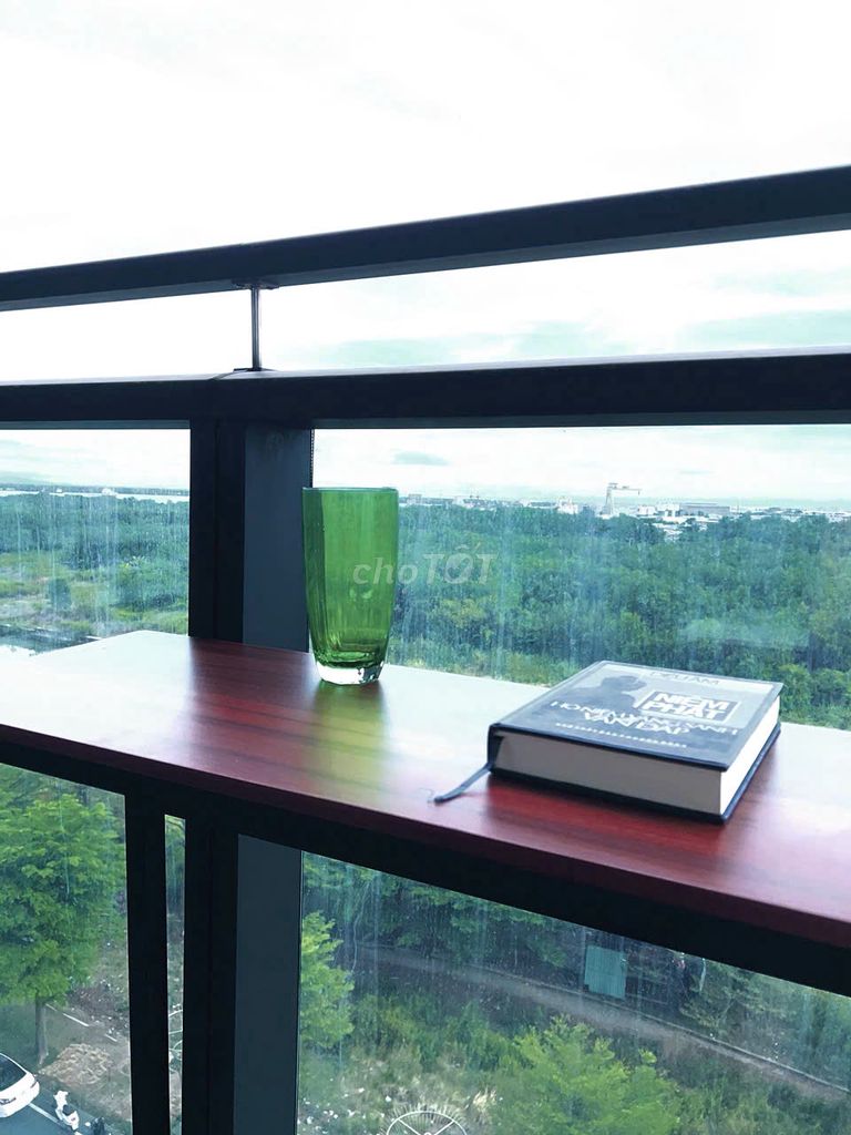 Rent the modern high-level apartment downtown.