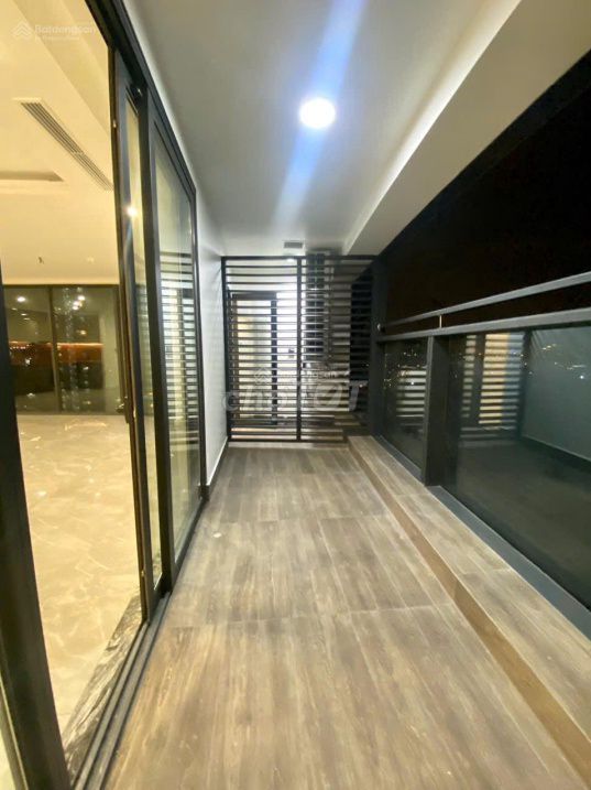 Rent the modern high-level apartment downtown.