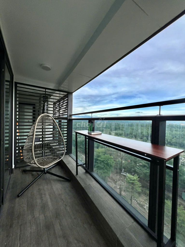 Rent the modern high-level apartment downtown.