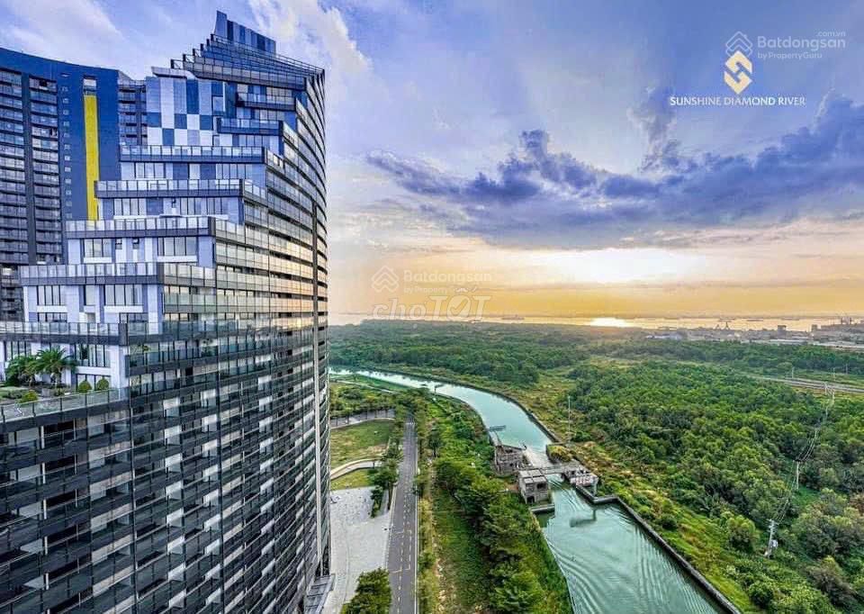 Rent the modern high-level apartment downtown.