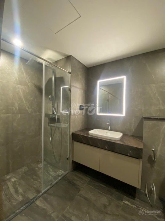 Rent the modern high-level apartment downtown.
