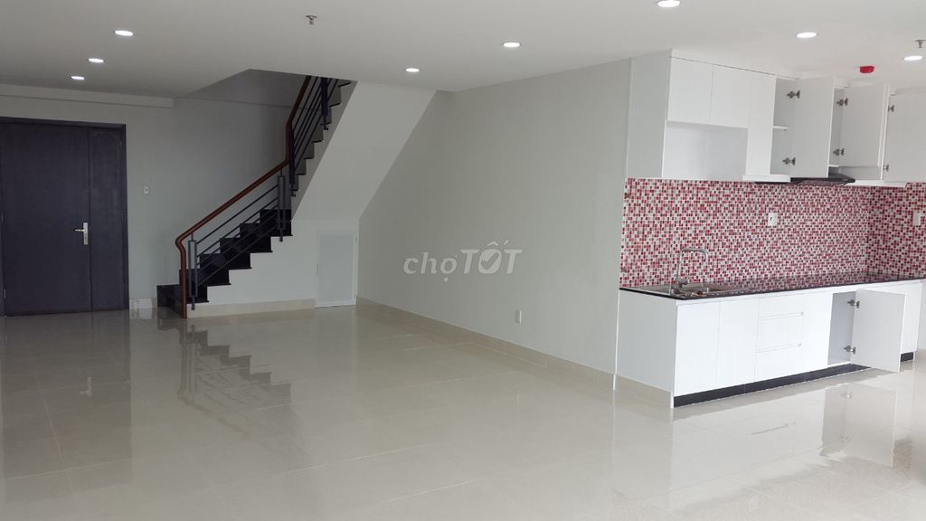 It's the owner of the Bảy Hiền Tower Tân Bình apartment-- 200 M2. (4 bedroom - 4 toilets)