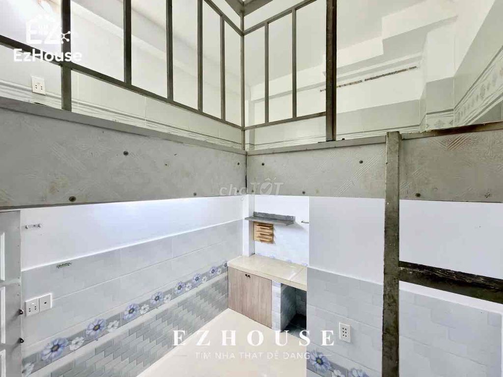Dropped a million -- renting a cheap room at Hà Huy Giáp District 1.