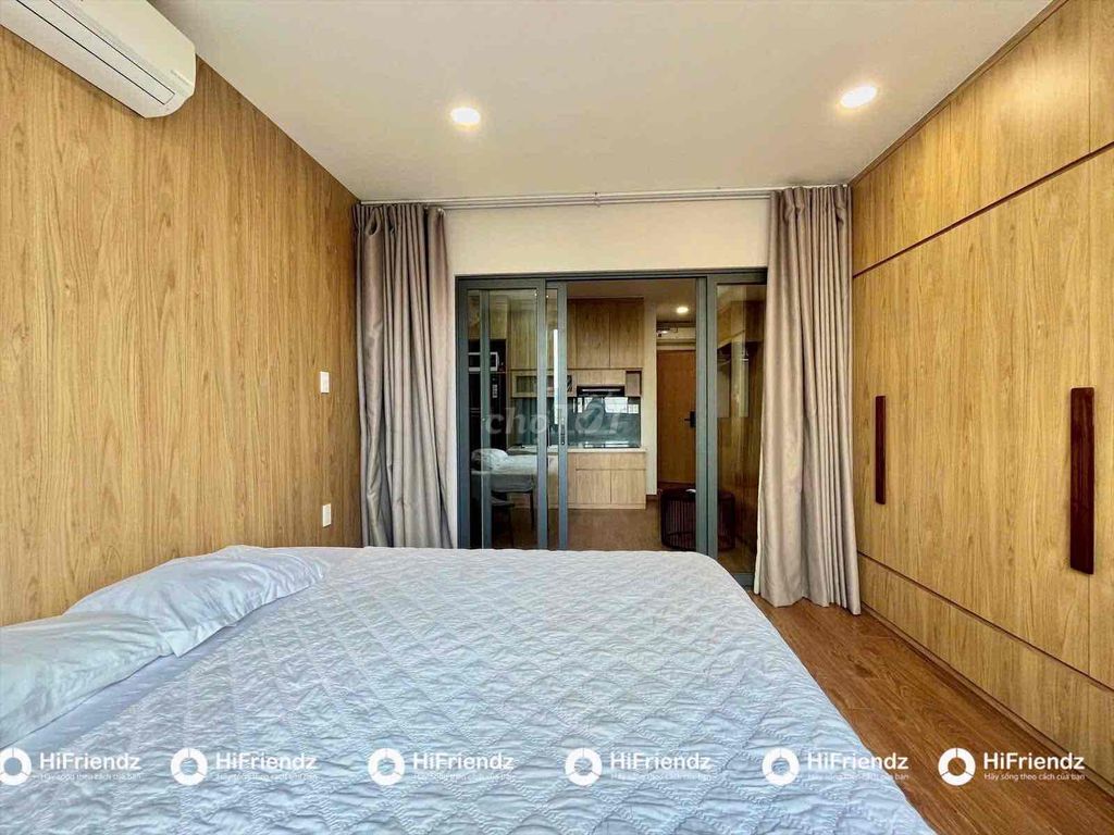 Open the apartment. A full bedroom in the center of the second district.