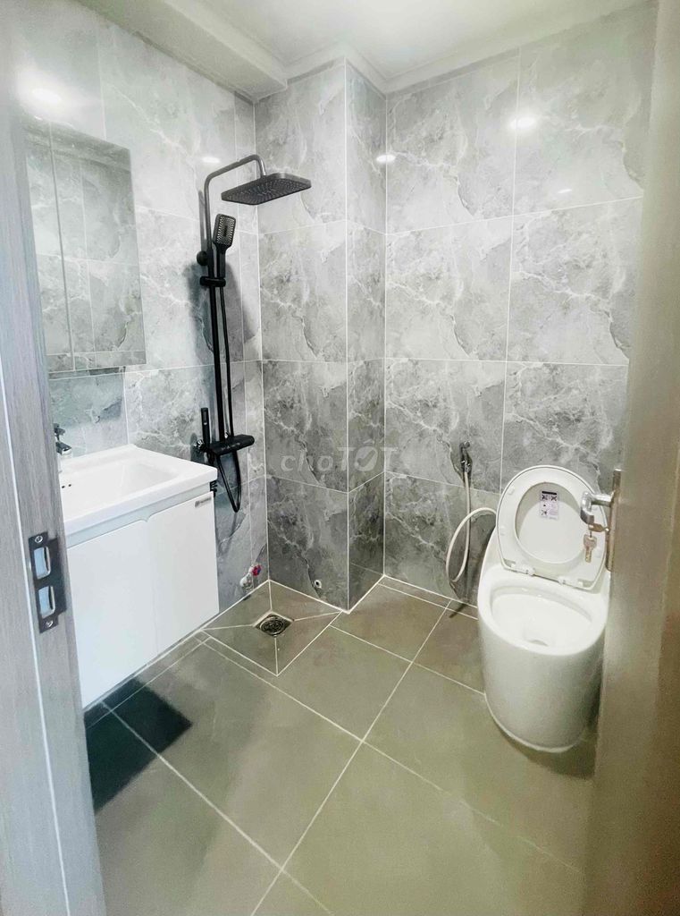 Renting apartment 3rd. Full interior, rooftop.
