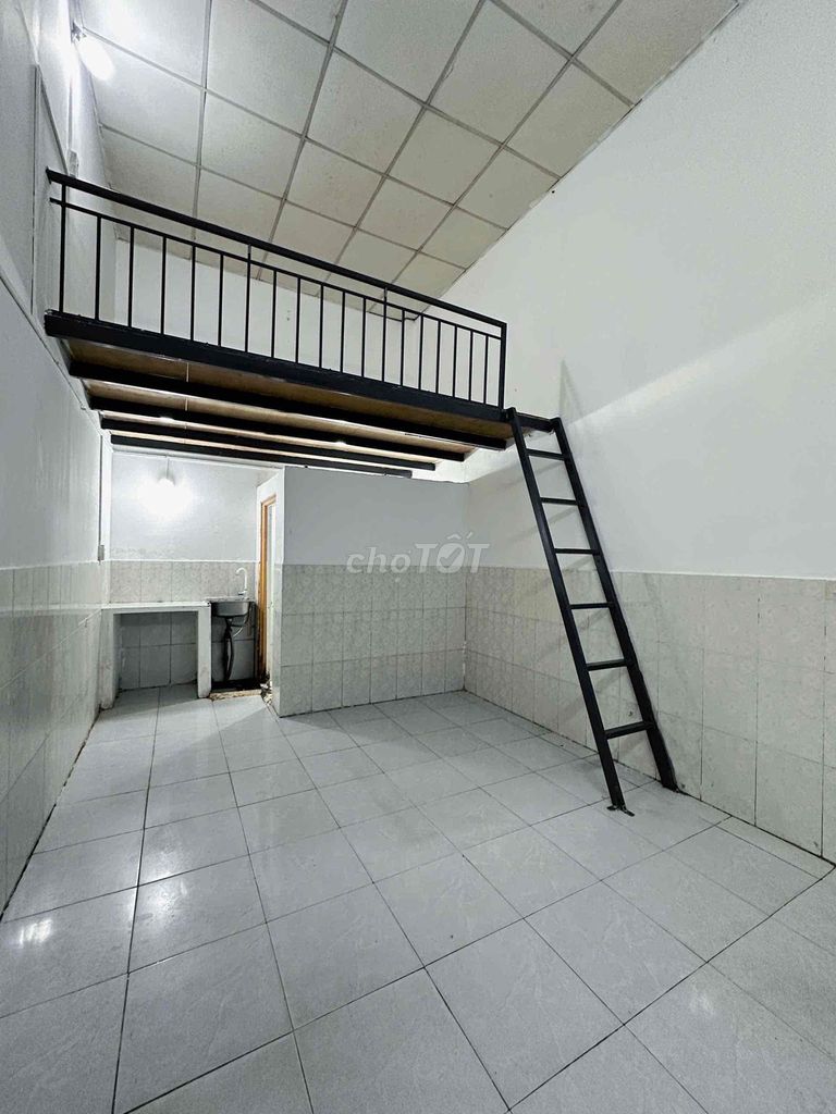 He's staying at a state-of-the-art college at Linh Trung.