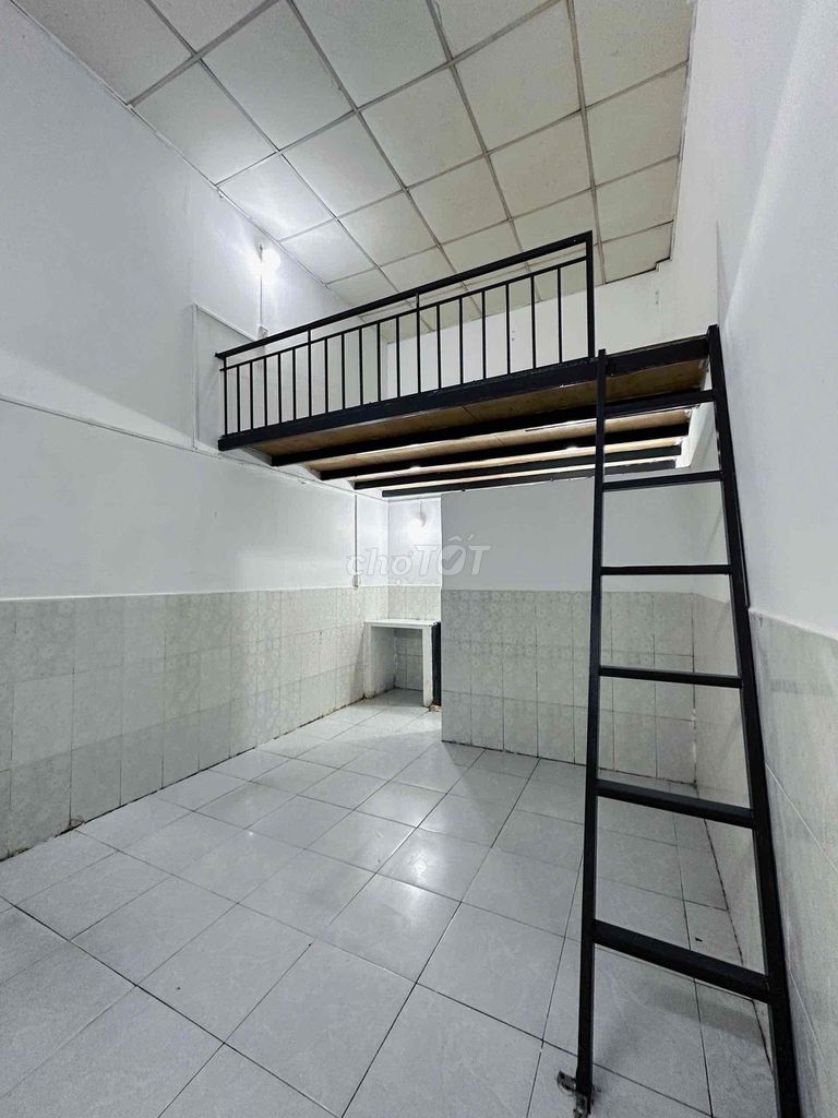 He's staying at a state-of-the-art college at Linh Trung.