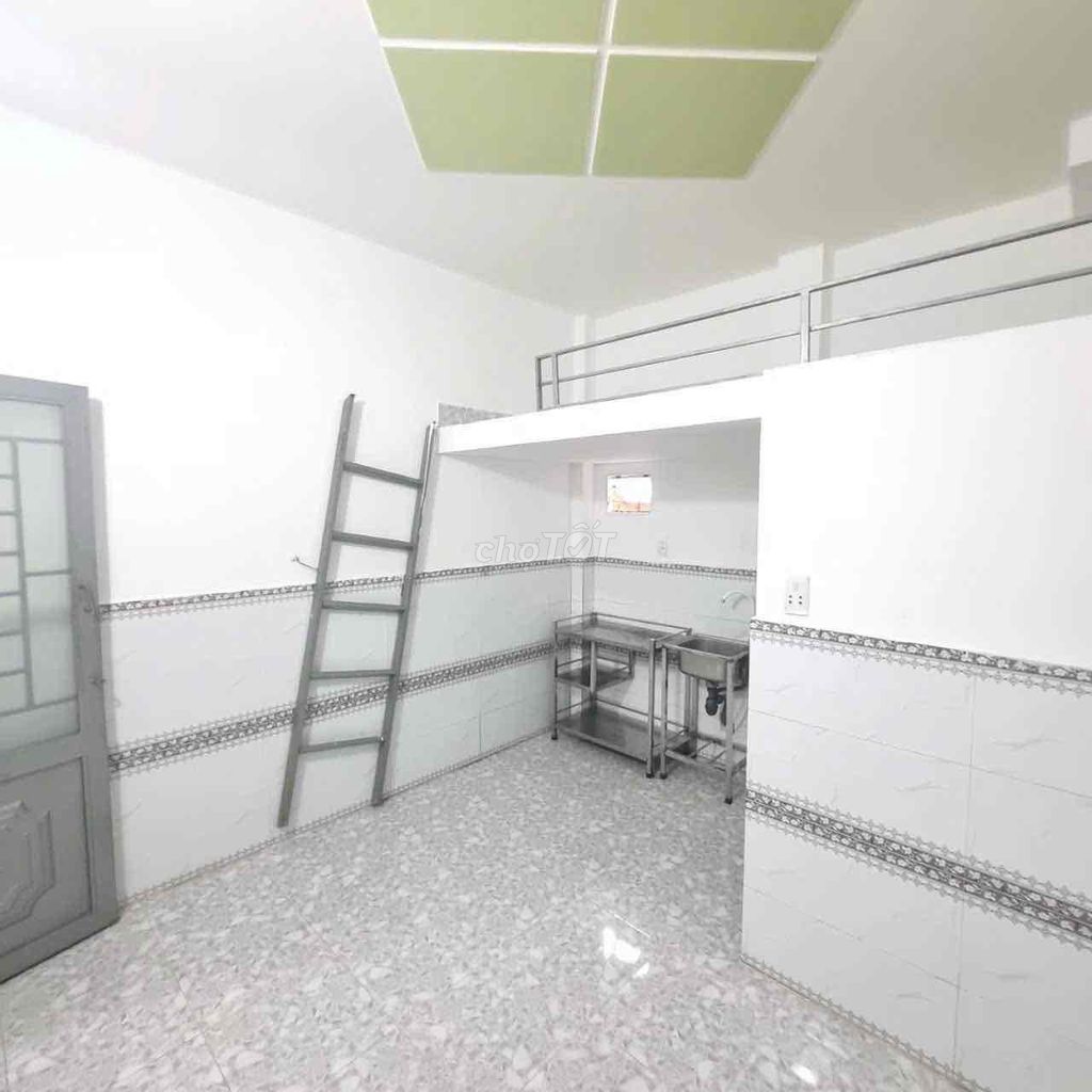 - It's Lê Trọng Tấn. - It's got air conditioning. It's 100 percent new.