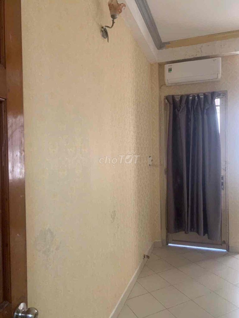 Get women to rent room 2 (3 x 6 meters) for 4 million sacks of water, big house