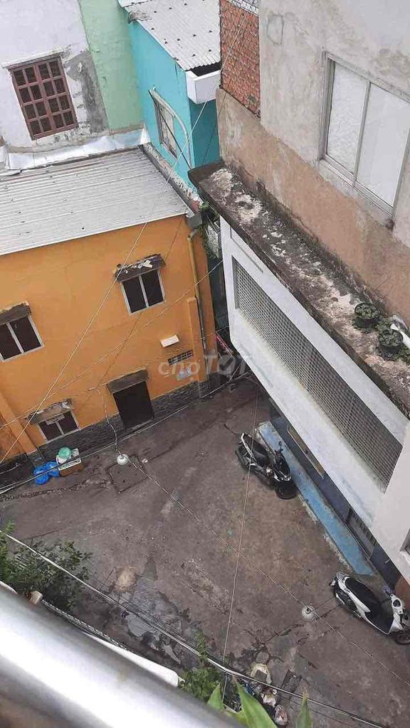 Get women to rent room 2 (3 x 6 meters) for 4 million sacks of water, big house