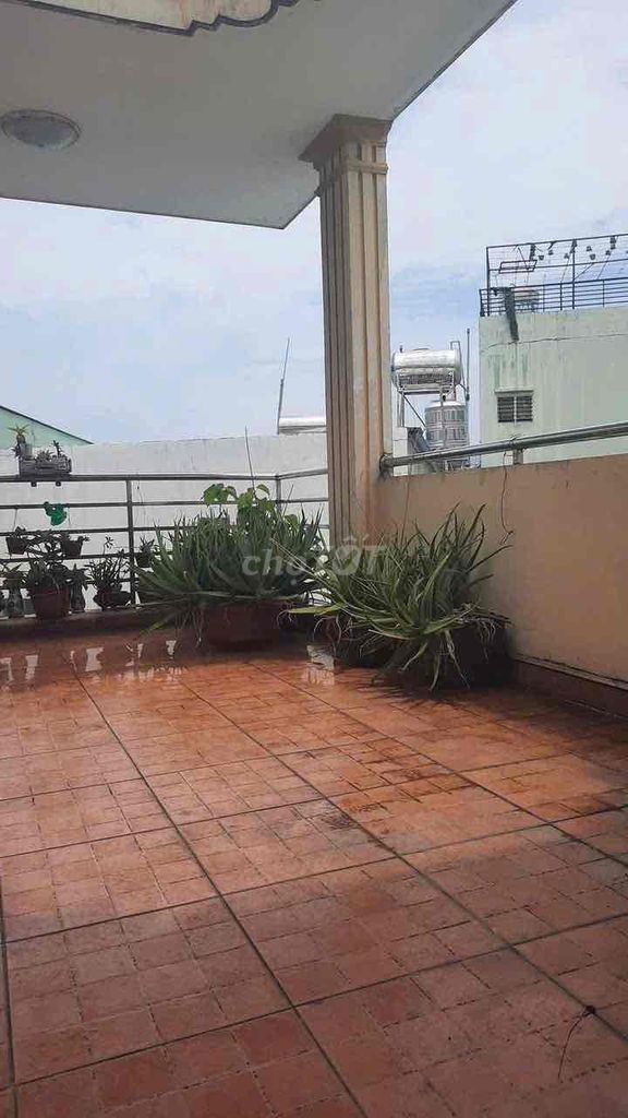 Get women to rent room 2 (3 x 6 meters) for 4 million sacks of water, big house