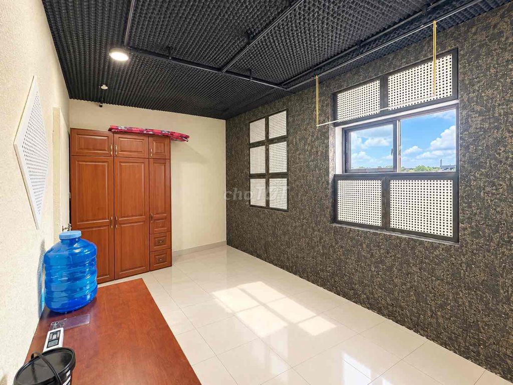 I think there's air conditioning, fourth floor, 3 P tolet, cash.