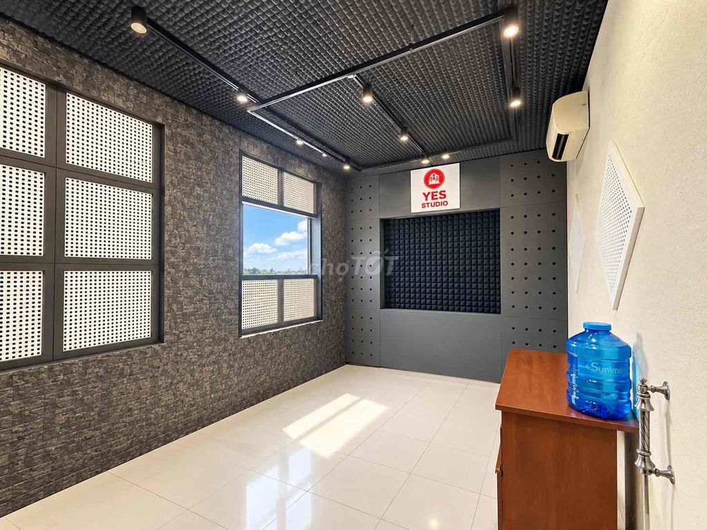 I think there's air conditioning, fourth floor, 3 P tolet, cash.
