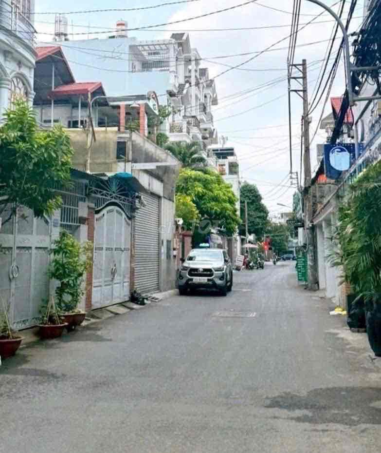 Six-foot New Year's Eve, 3-Paradum, 3 Bedrooms, 3 toilets, High Court