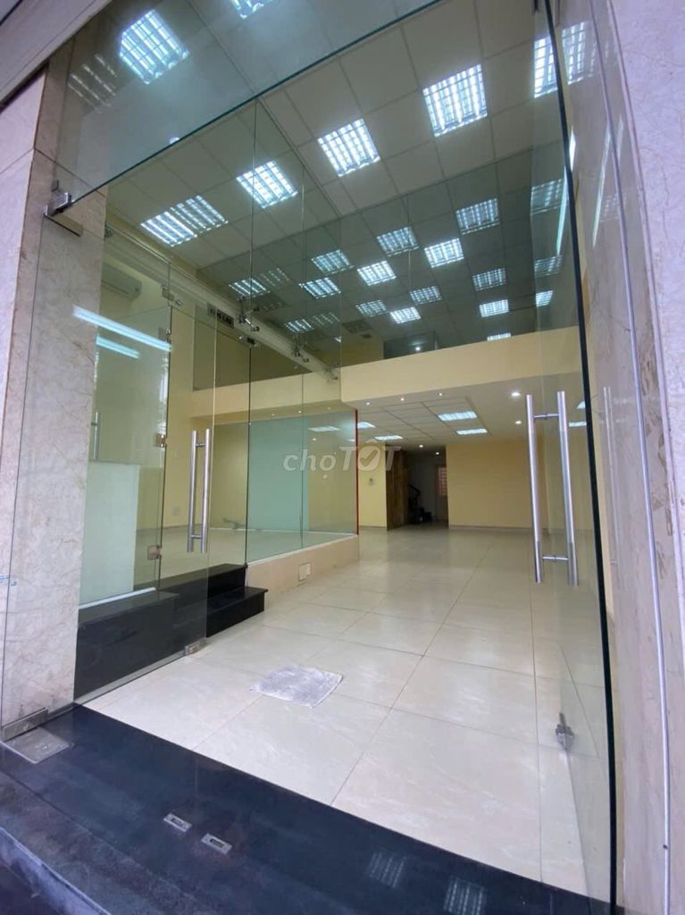 Rent a house on the 1st Street with an elevator, a three-story ground vault,