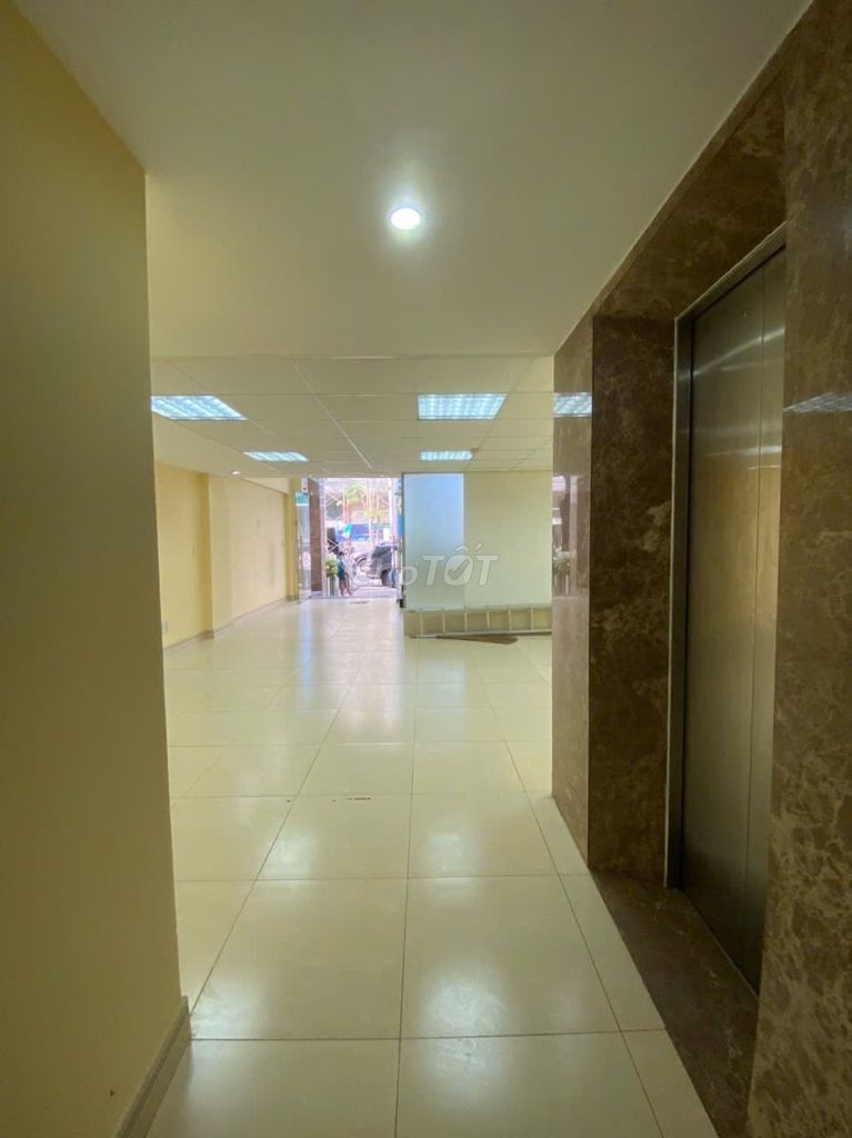 Rent a house on the 1st Street with an elevator, a three-story ground vault,