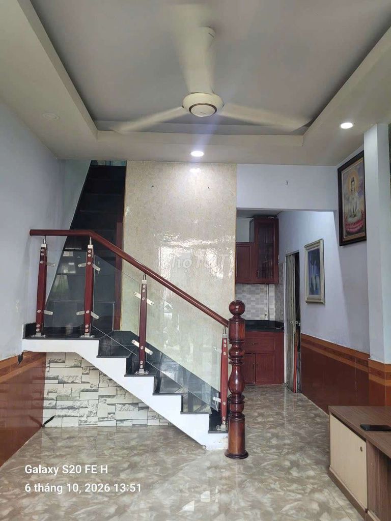 Rent a house. One floor. Two floors. A bathroom.