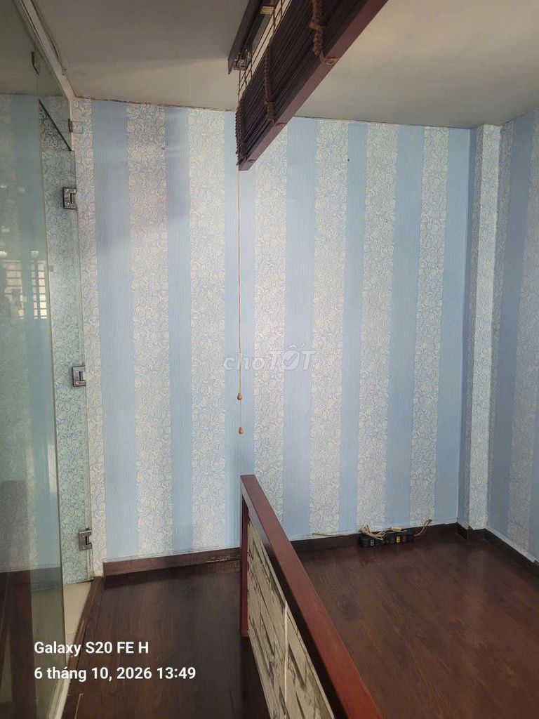 Rent a house. One floor. Two floors. A bathroom.