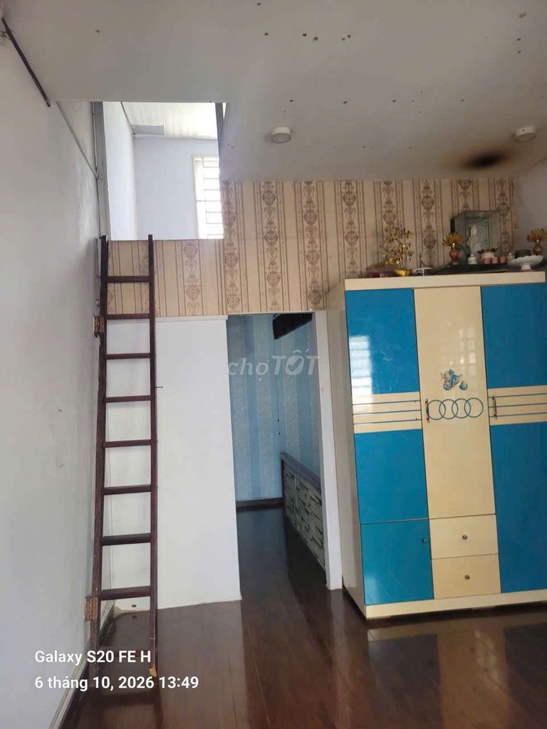 Rent a house. One floor. Two floors. A bathroom.