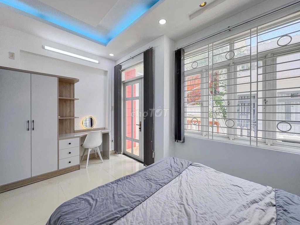 The service apartment. A free bedroom in the street. Thinks the balcony is wide open near bt.