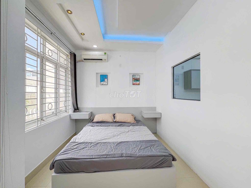 The service apartment. A free bedroom in the street. Thinks the balcony is wide open near bt.