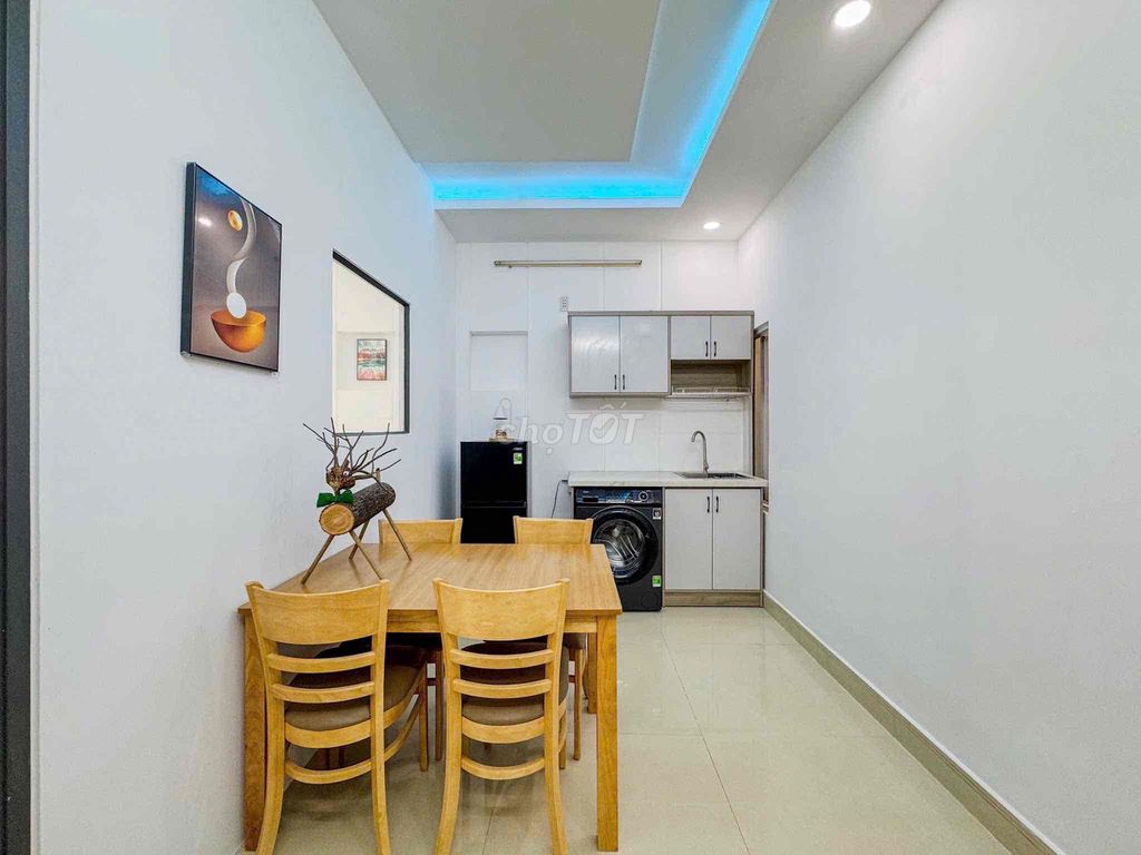The service apartment. A free bedroom in the street. Thinks the balcony is wide open near bt.