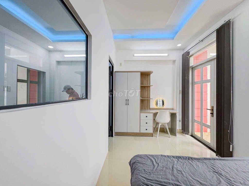 The service apartment. A free bedroom in the street. Thinks the balcony is wide open near bt.