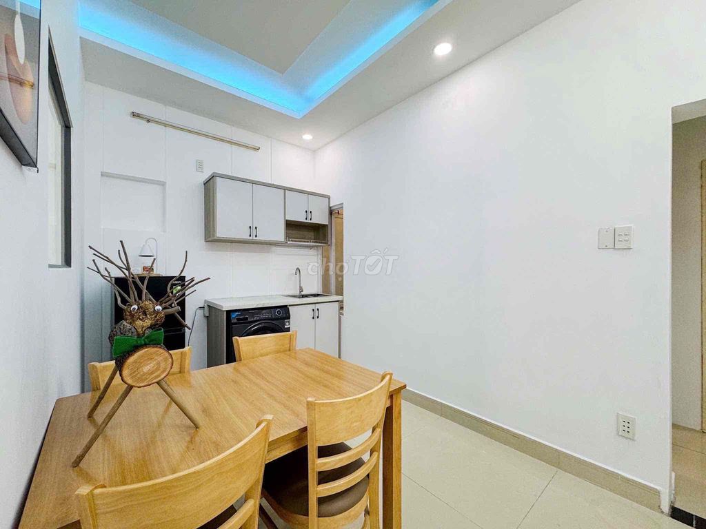 The service apartment. A free bedroom in the street. Thinks the balcony is wide open near bt.