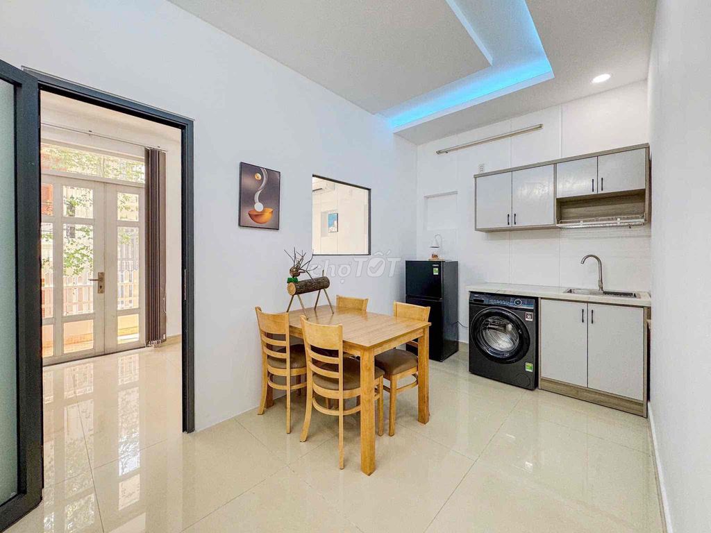 The service apartment. A free bedroom in the street. Thinks the balcony is wide open near bt.