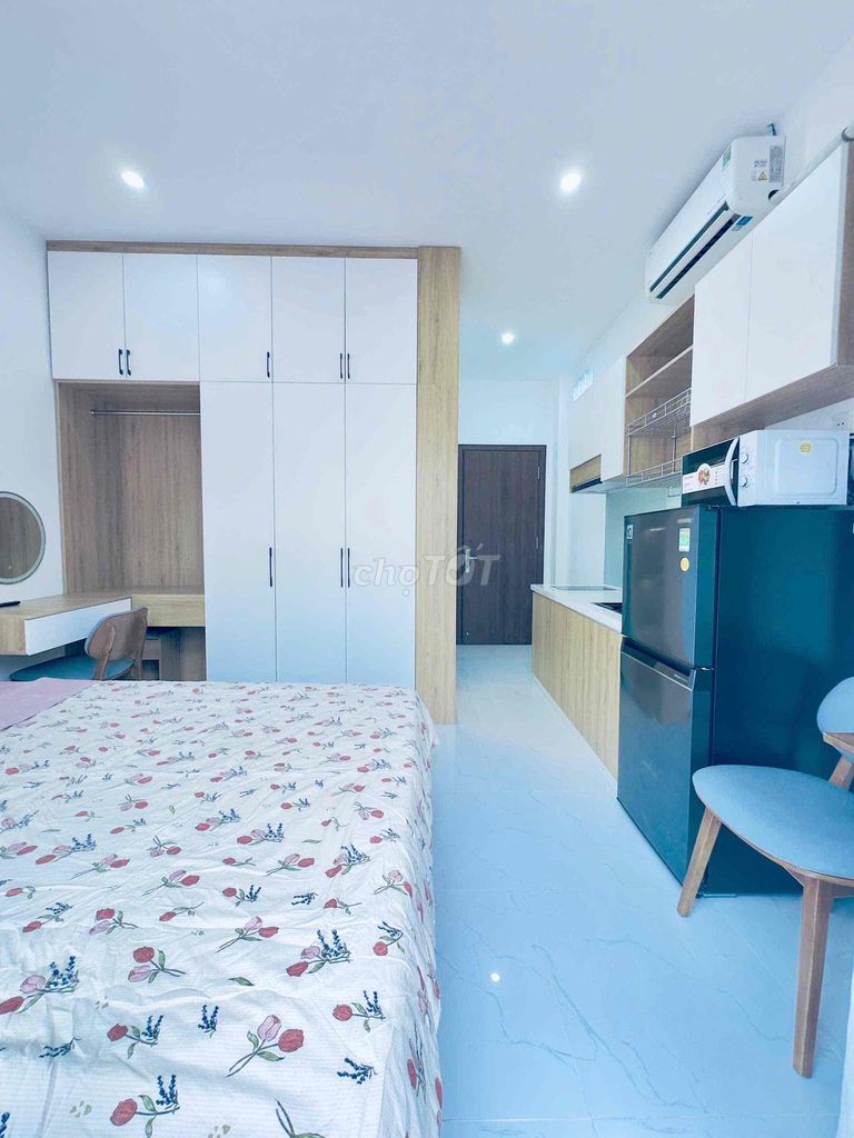 The Royal Park House is at the heart of District 10, near the University of Economics.