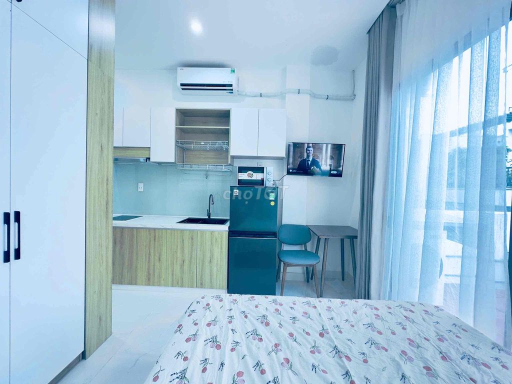 The Royal Park House is at the heart of District 10, near the University of Economics.