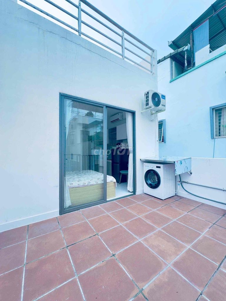 The Royal Park House is at the heart of District 10, near the University of Economics.