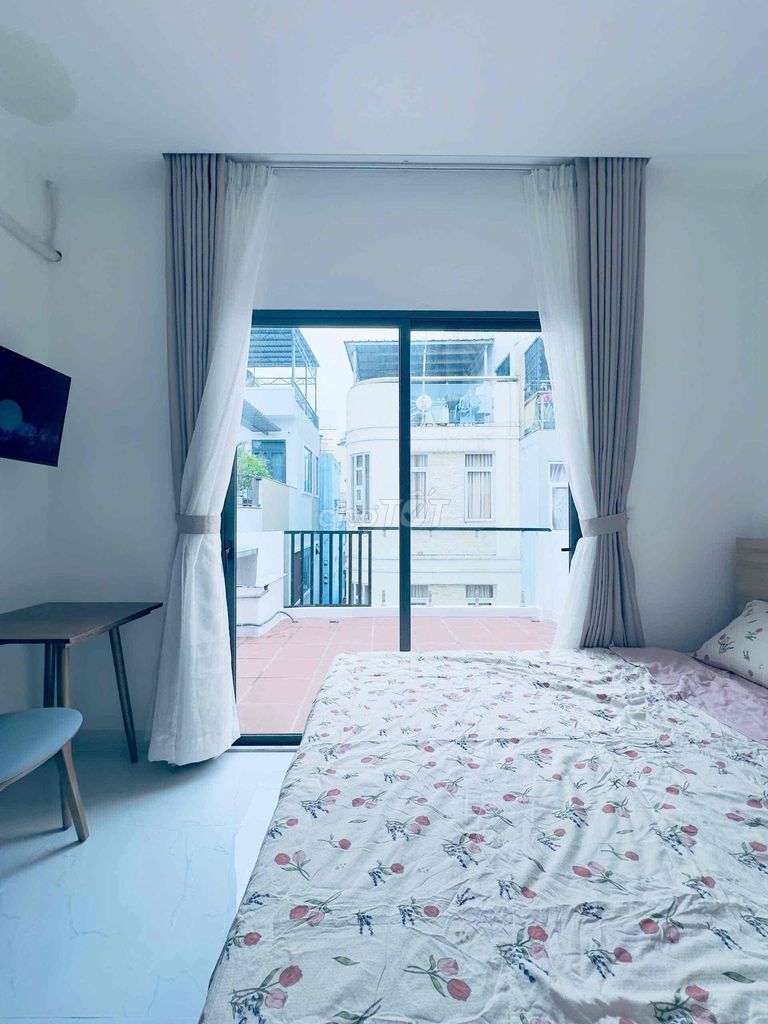 The Royal Park House is at the heart of District 10, near the University of Economics.
