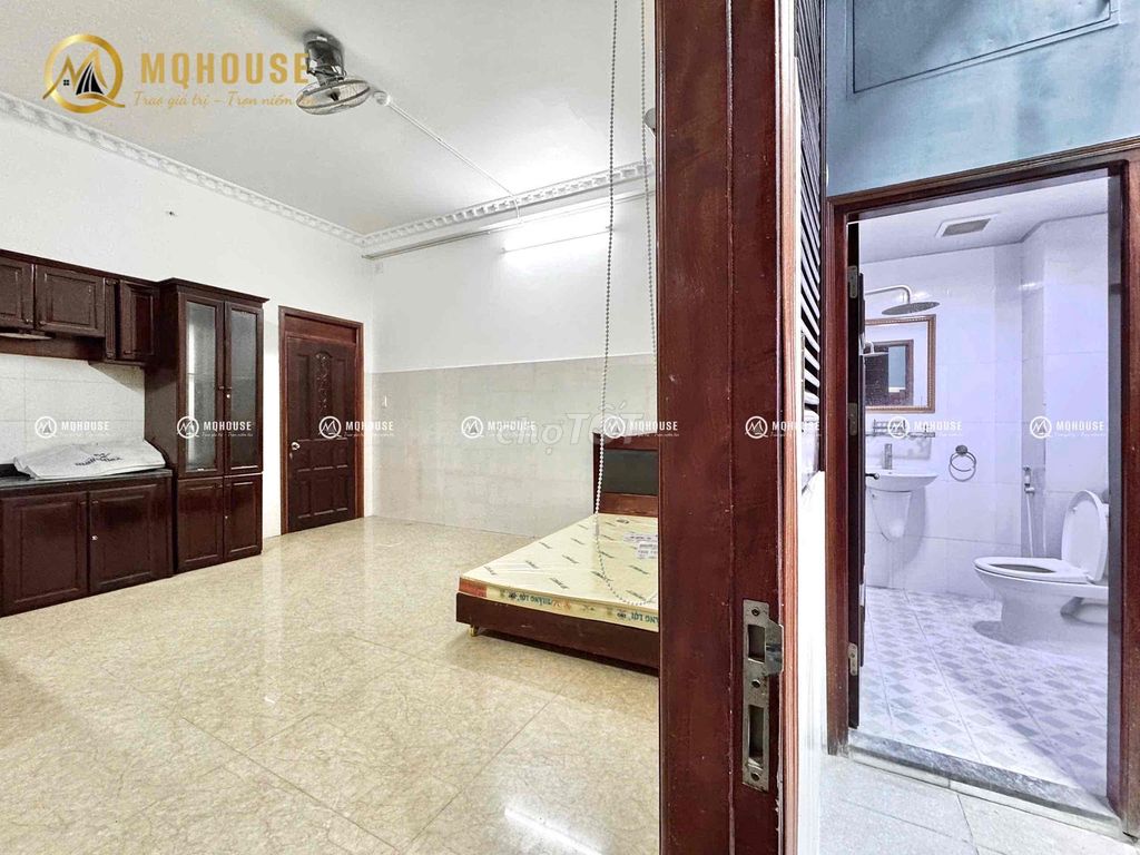 back yard room - open elevator at the flower market