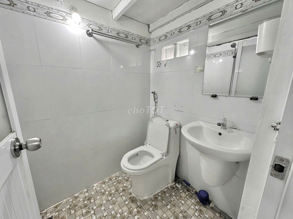 Airport studio - full interior