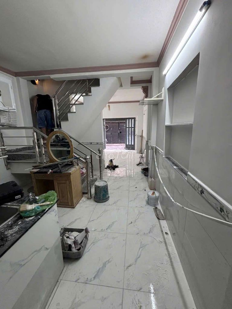 To rent clean new houses.