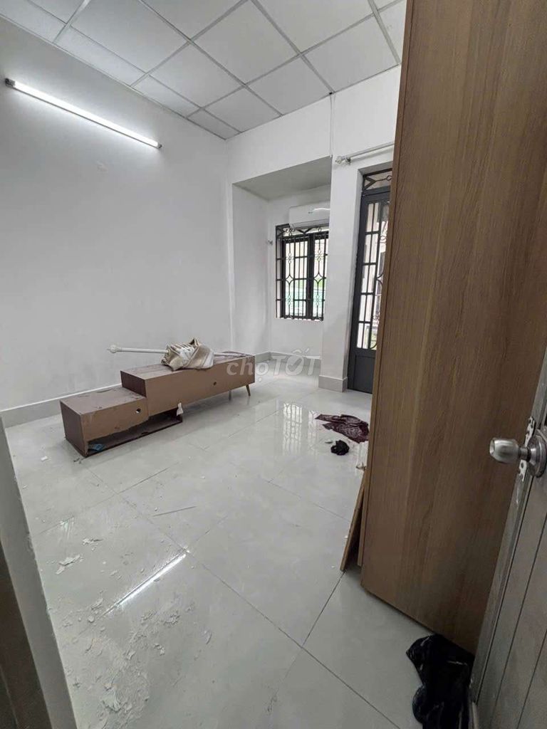 To rent clean new houses.