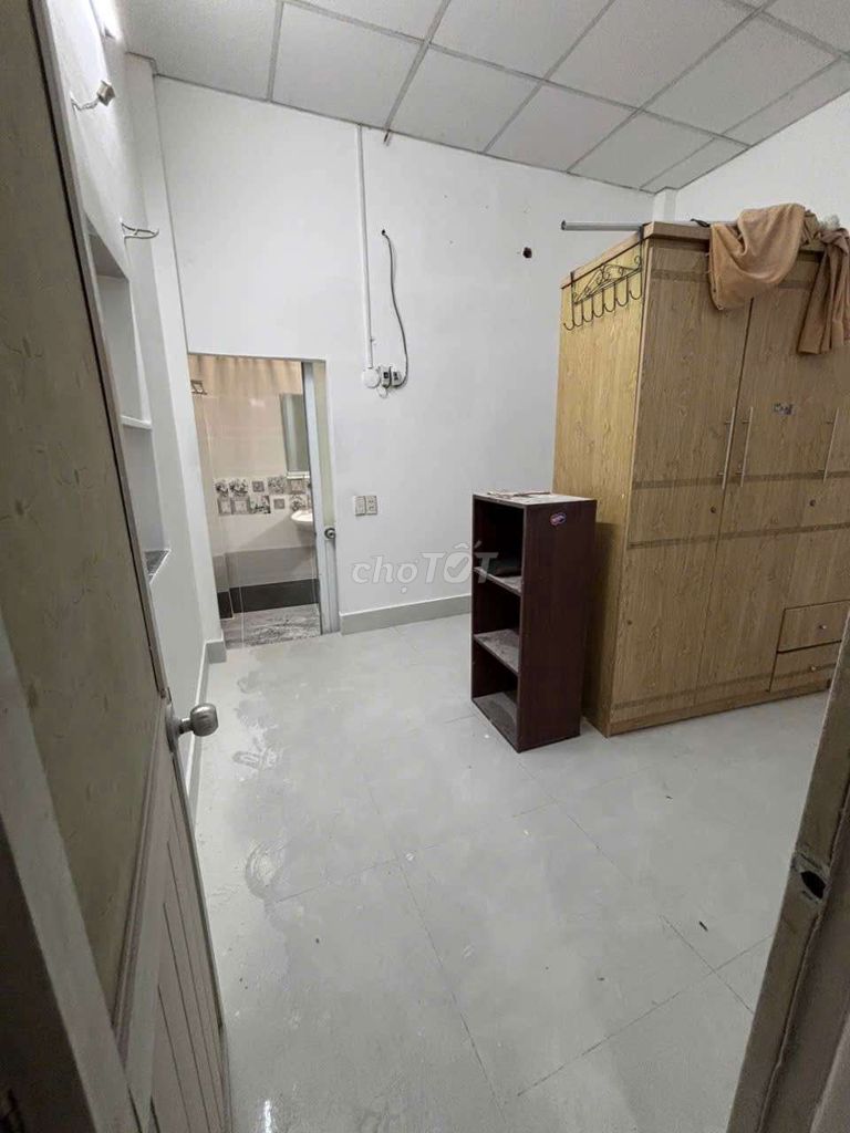 To rent clean new houses.