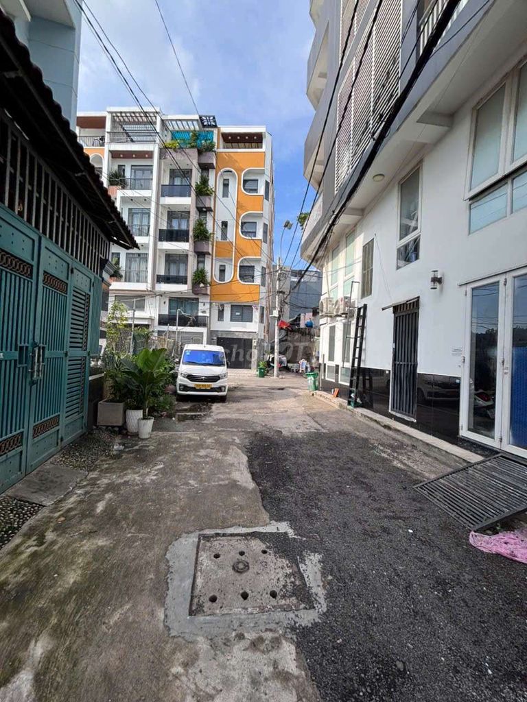 To rent clean new houses.