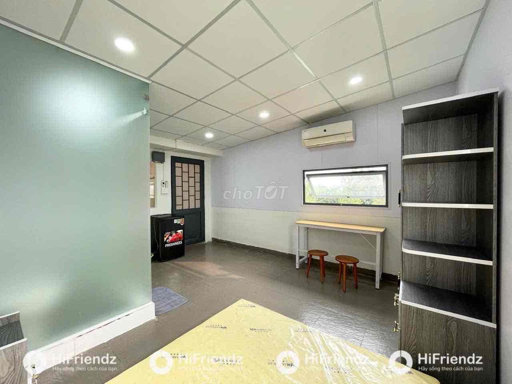 The window interior is Hương Lộ 2.