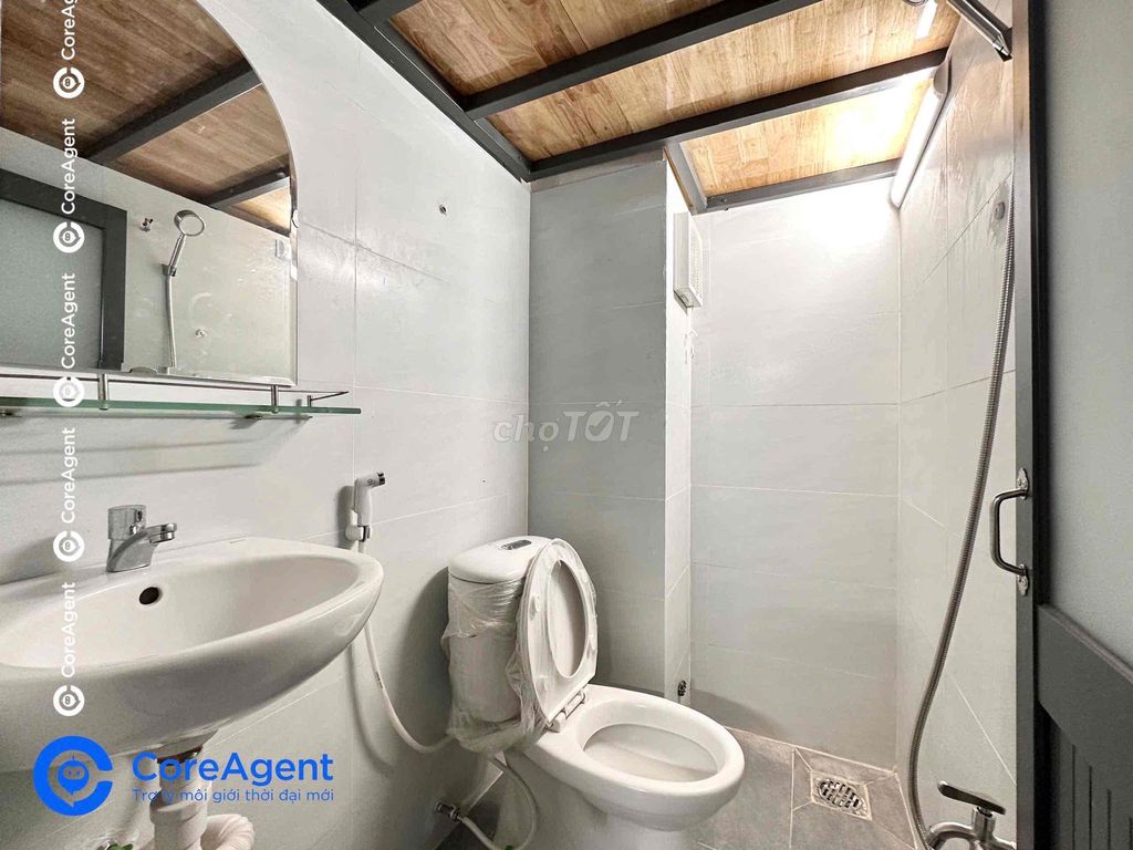 new building room tone - full interior - elevator near Ndsen