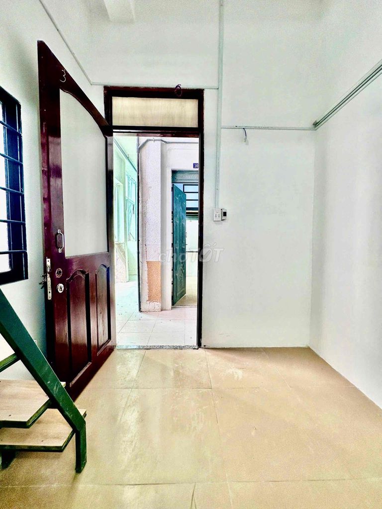 The new construction lodge is 100% near the University of Constitution, Hong Eagle University, Open University, markety.