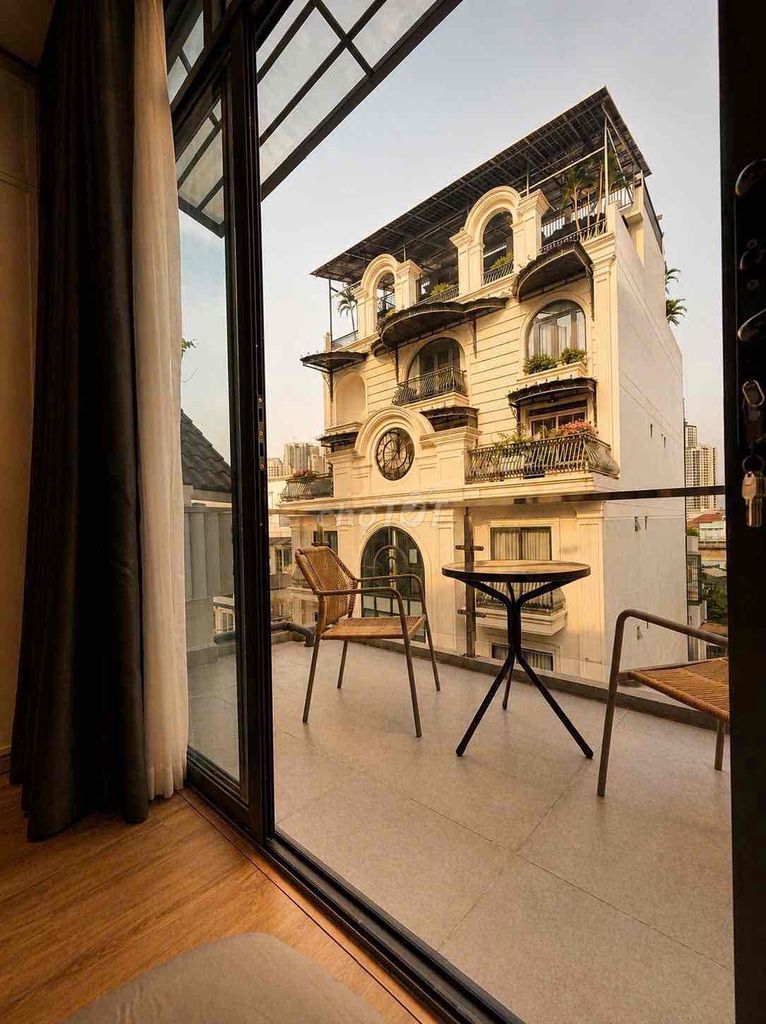 Full House of Beauty Bandol View District One.