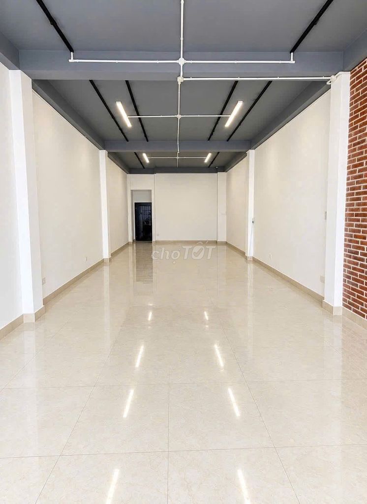 Rent the building. Two hundred Hồ Văn Huê.