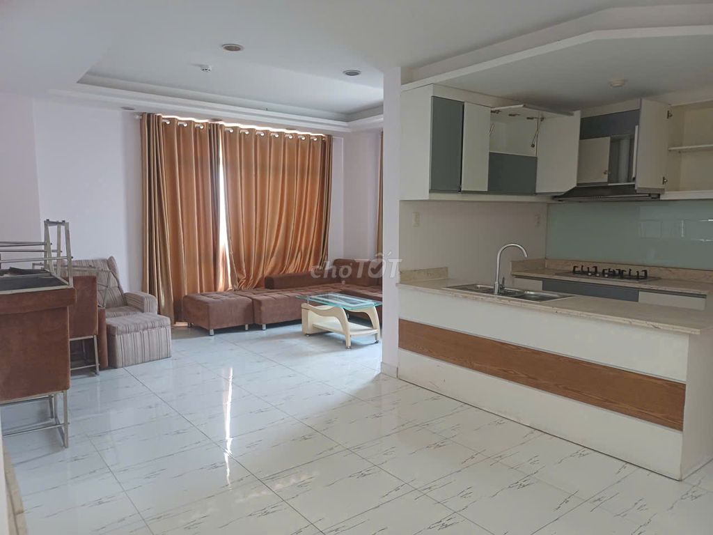 Rent the main apartment owner of a nice 120-foot-two-three-room apartment, two finished apartments.