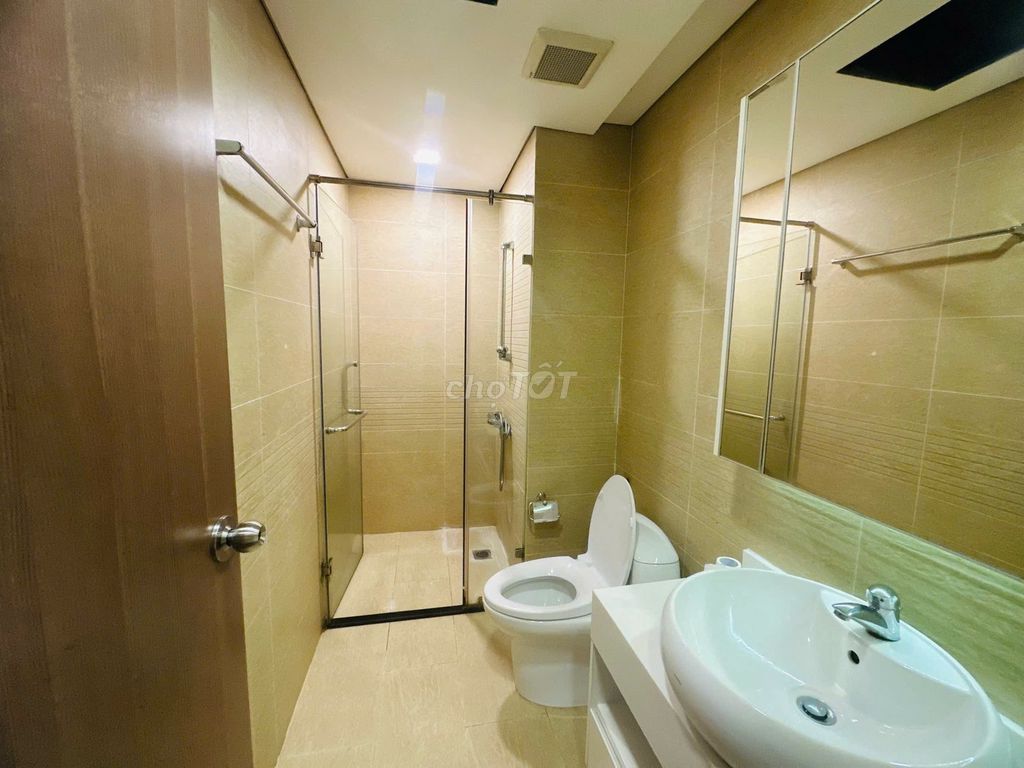 Rent the apartment. Two bedrooms. Two empty toilets.
