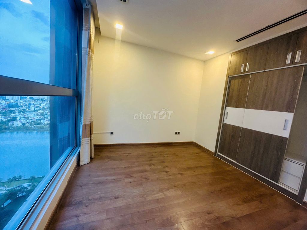 Rent the apartment. Two bedrooms. Two empty toilets.