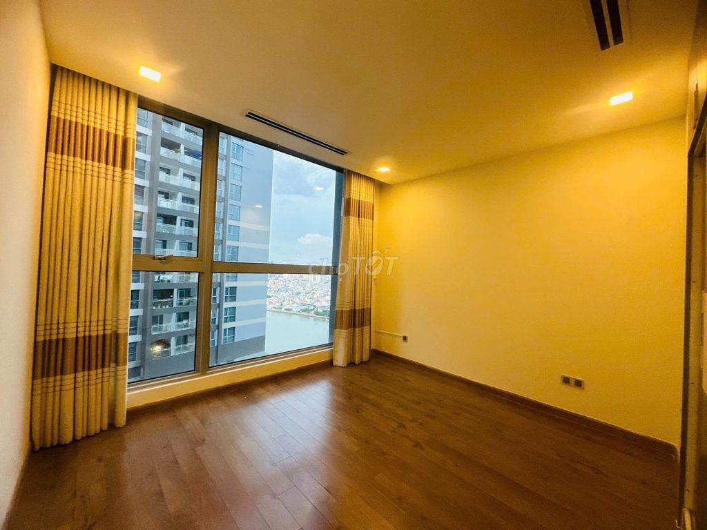 Rent the apartment. Two bedrooms. Two empty toilets.