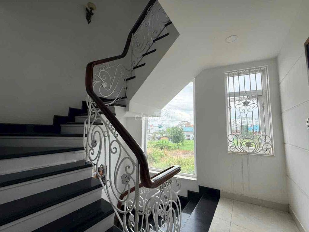 Rent one sugar, 5th Street 6 meters, 1 1 1 1 st y 2 floors, 4 bedrooms, 20 million